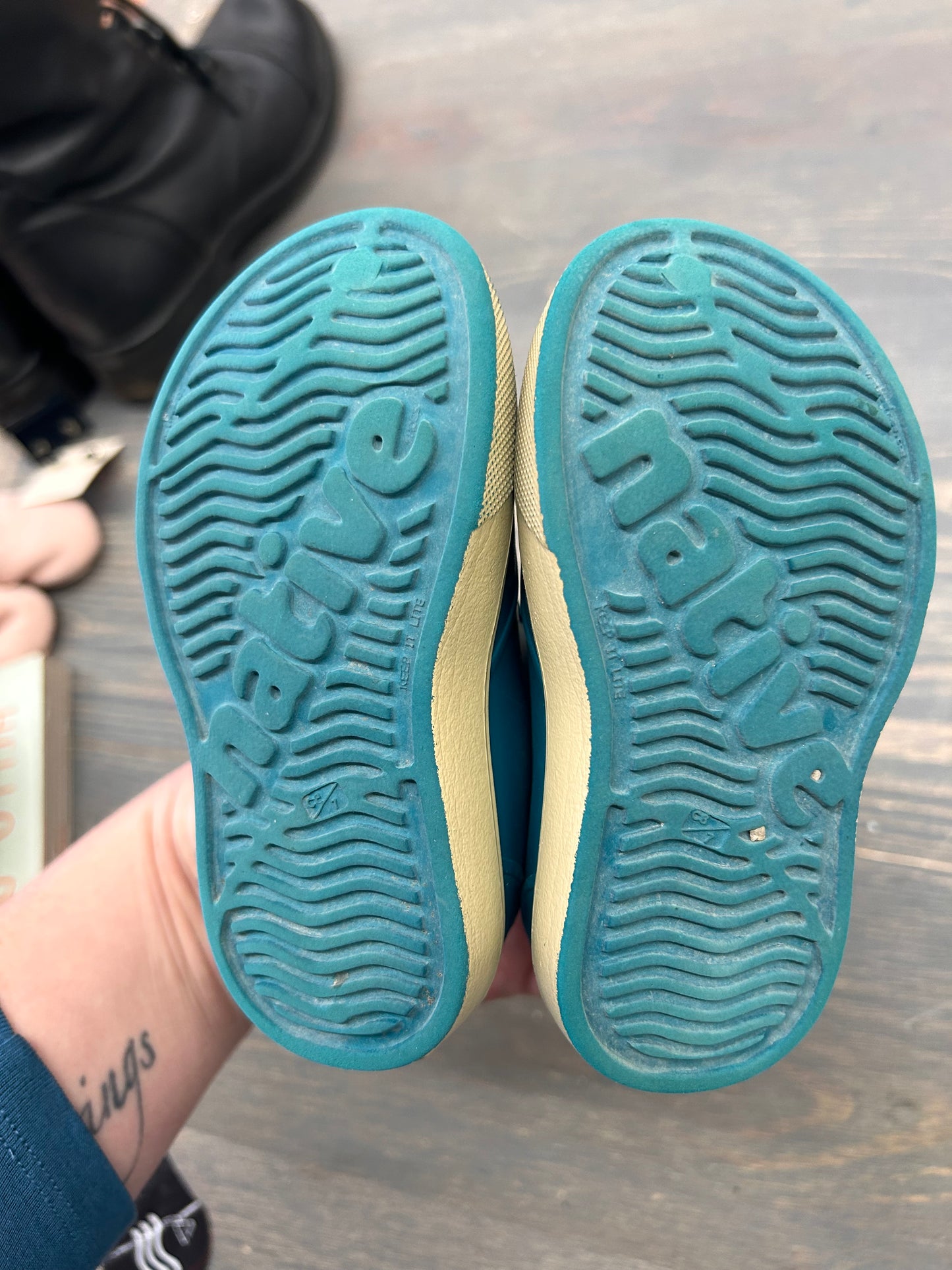 Native toddler 7 blue shoes