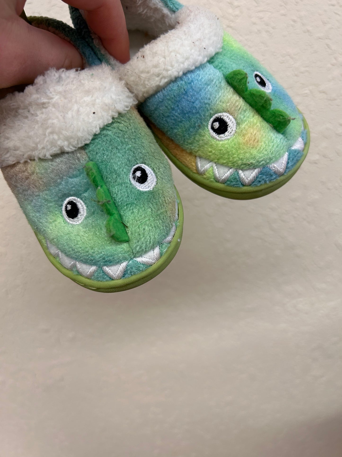 Infant 5 green Dino slippers