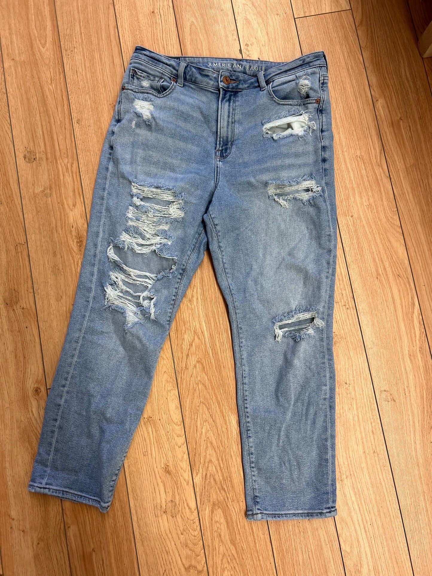 American eagle 10 SHORT light wash distressed mom jeans