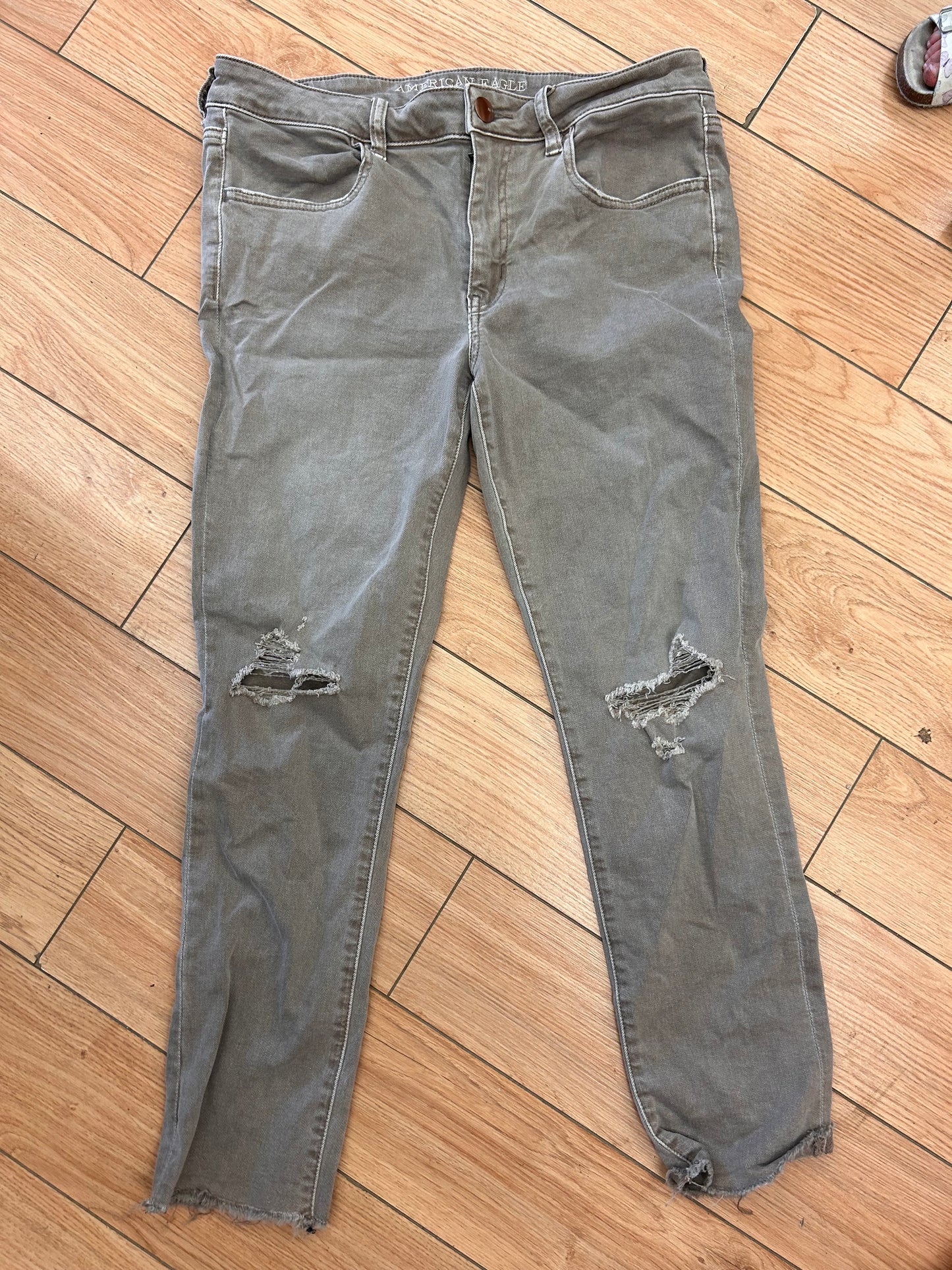 American eagle 12 brown distressed skinny jeans