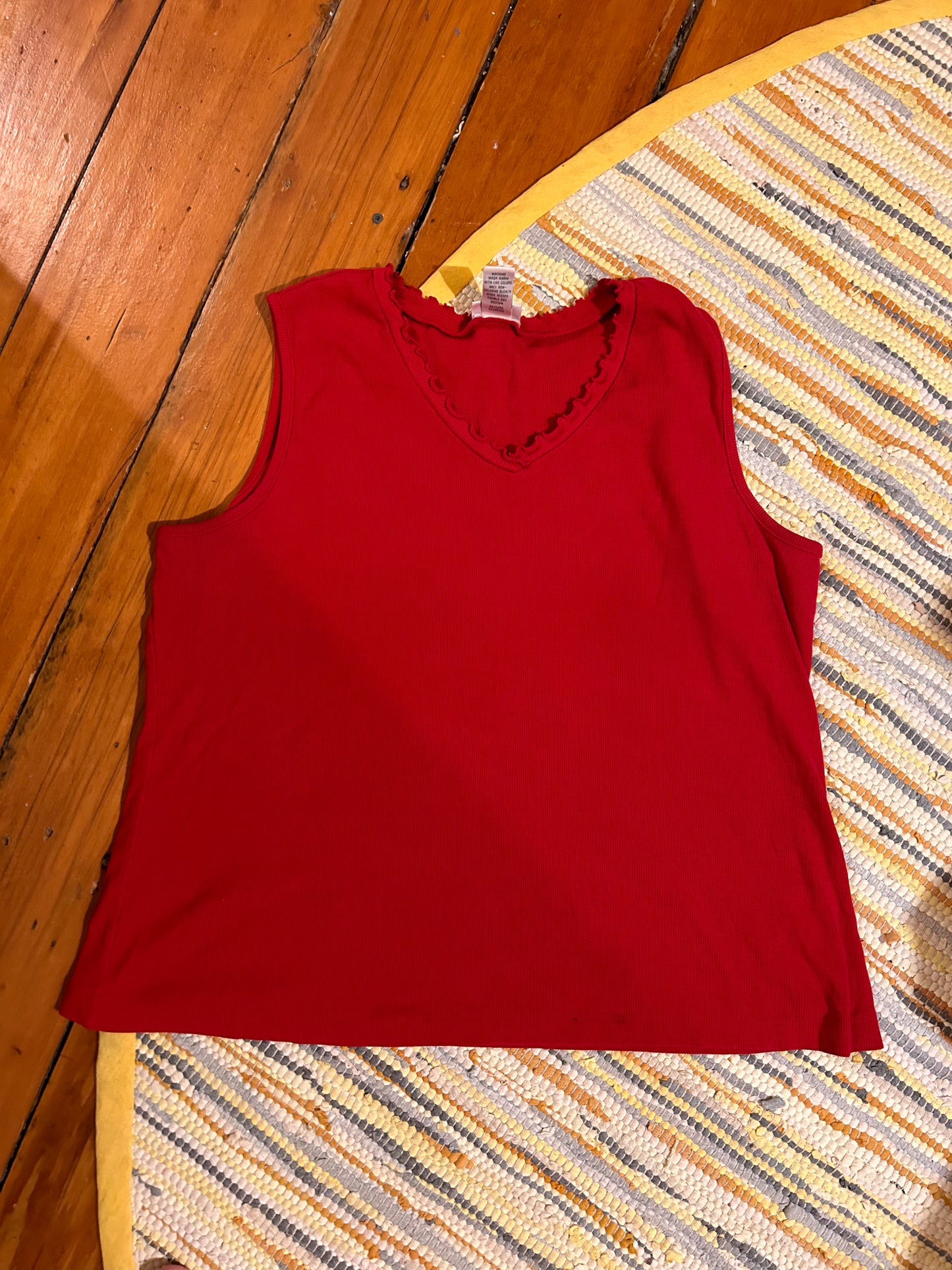 Fashion Bug 22/24 red sleeveless scalloped vneck tank top